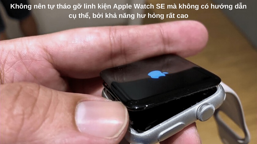 Không nên tự tháo gỡ, thay cảm ứng Apple Watch SE