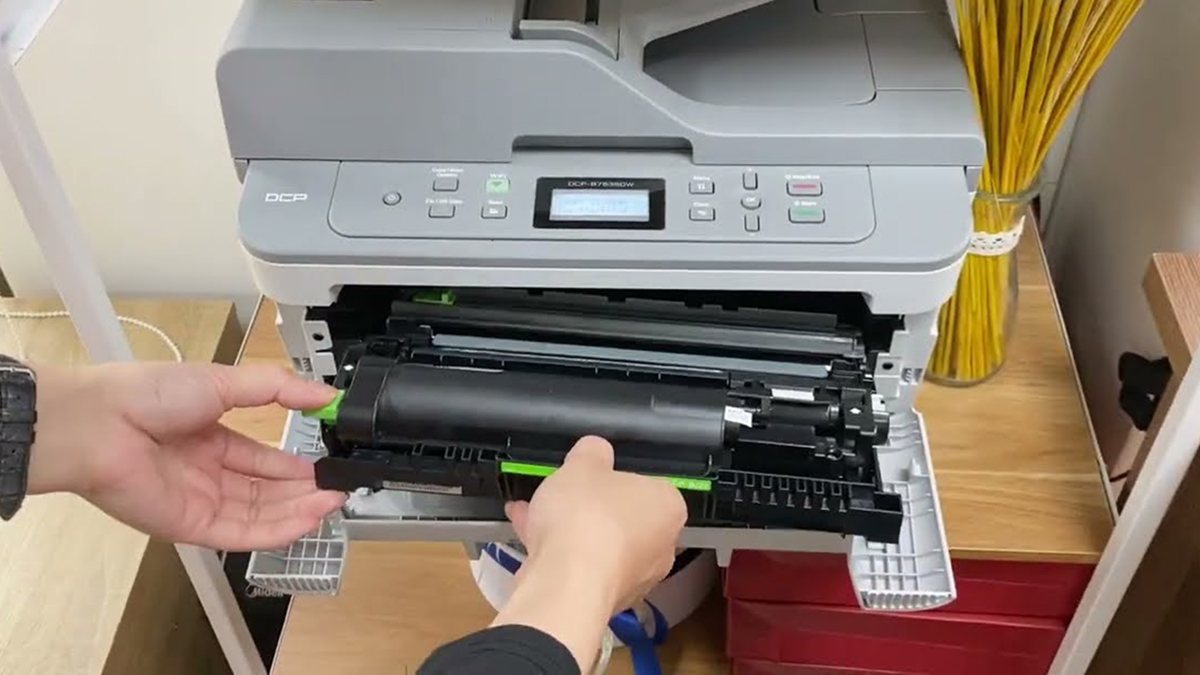 Lắp hộp mực vào máy in