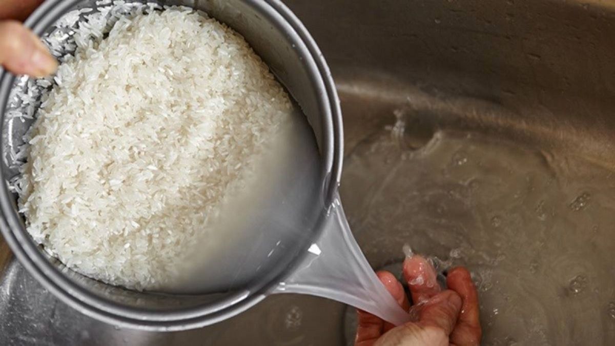 Đong lượng gạo cần nấu và rửa sạch