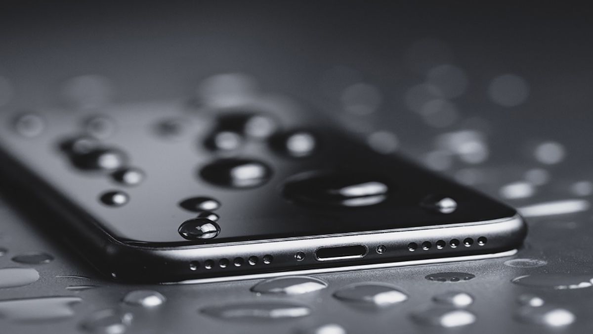So sánh khả năng chống nước của iPhone 15 so với các dòng tiền nhiệm