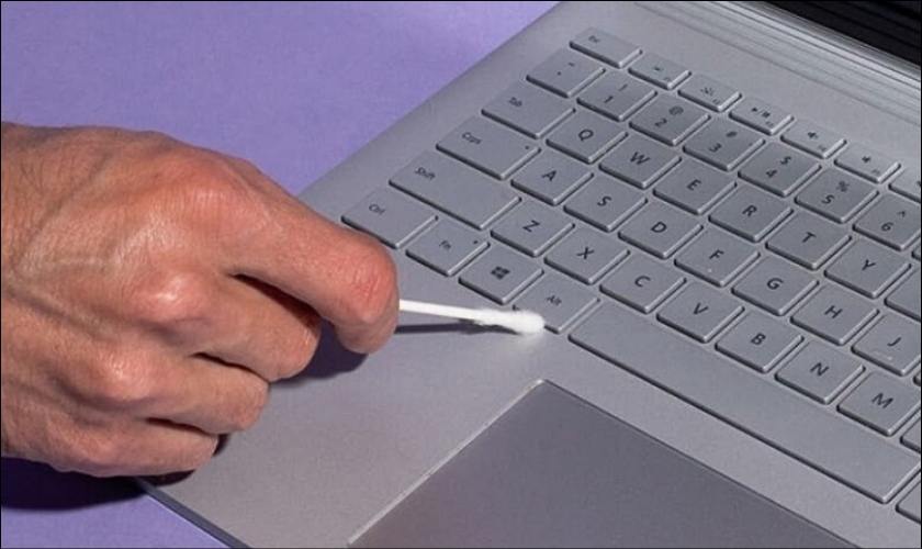 Vệ sinh bàn phím laptop thường xuyên
