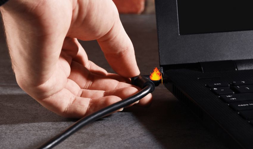 Cắm sạc laptop bị tóe lửa nguyên nhân do đâu?
