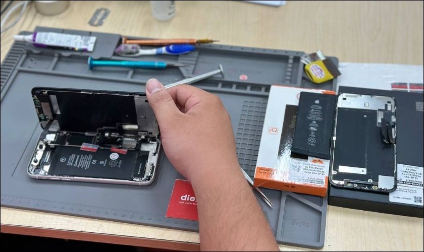 Thay pin iPhone X ở đâu uy tín, giá tốt tại TPHCM, Hà Nội?